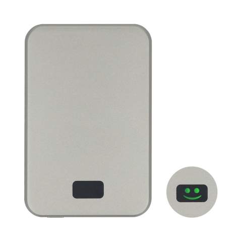 Mühelose Aufladung mit dieser MagSafe-kompatiblen Xoopar-Powerbank. Entwickelt für kabelloses Laden mit bis zu 15 W, mit schnellem Typ-C-Eingang/Ausgang für vielseitiges Laden. Ultraflach (9 mm), leicht (112 g) und mit einem Spiegel auf einer Seite, perfekt für Reisen und den täglichen Gebrauch. Hergestellt aus recyceltem ABS. Enthält ein USB-C-Kabel.