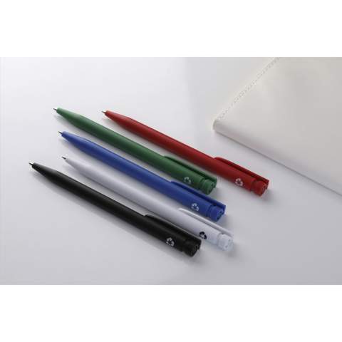 WoW!c Blauschreibender Kugelschreiber, hergestellt aus 85% Post-Consumer-recyceltem ABS aus Haushaltsgeräten. Der Altkunststoff wird sortiert und zu verwertbarem Schrott als neuem Rohstoff verarbeitet. Der Stift ist standardmäßig mit dem Recycling-Symbol bedruckt.
