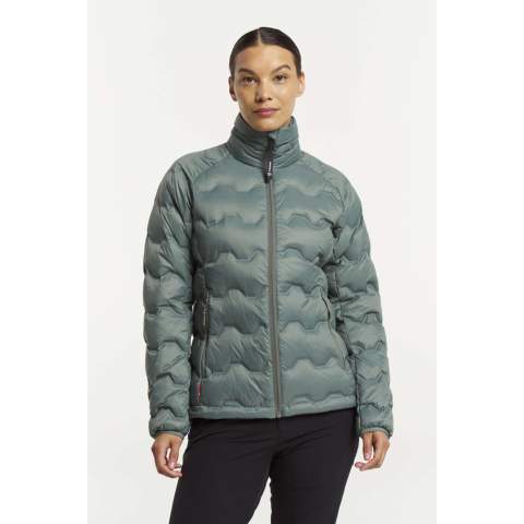 Dit lichtgewicht, RDS-gecertificeerde donsjack (90/10 dons/veren 650 vulkracht) is wind- en waterafstotend, waardoor het het hele jaar door ideaal is voor elke buitenactiviteit. Het Shibui Down Jacket kan als buitenlaag of onder een shelljack worden gedragen voor extra warmte – het past als gegoten bij ons ultramoderne Shibui skishelljack! Het is gemaakt van 100% gerecycled polyamide en heeft gelijmde kanalen gevuld met verantwoord geproduceerd, volledig traceerbaar, RDS-gecertificeerd dons. Het beschikt over gearticuleerde mouwen, een verstelbare zoom en twee voorzakken met ritssluiting.<br /><br />Wordt geleverd in een PFC-vrije waterafstotende afwerking. Het ontwerp van de TXlite Shibui Down Jacket is geïnspireerd op het Japanse woord 'shibui', dat verwijst naar een ingetogen, strakke esthetiek met fijne details zoals geselecteerde materialen, texturen en uitstekende functionaliteit.