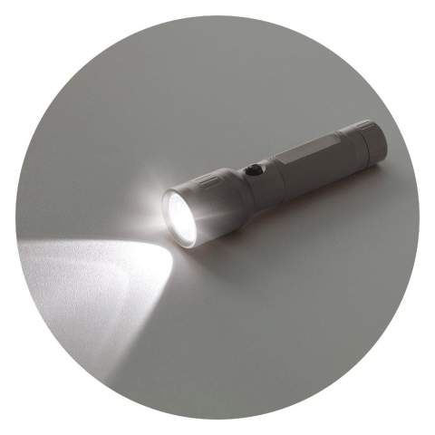 Nehmen Sie diese leichte und kompakte Aluminium-Taschenlampe mit zum Camping oder einem Abenteuer-Ausflug. Die Lampe hat eine 3W-LED und wird mit Batterien in einer Geschenkverpackung geliefert.