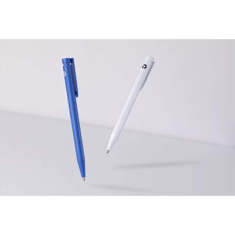 WoW!c Blauschreibender Kugelschreiber, hergestellt aus 85% Post-Consumer-recyceltem ABS aus Haushaltsgeräten. Der Altkunststoff wird sortiert und zu verwertbarem Schrott als neuem Rohstoff verarbeitet. Der Stift ist standardmäßig mit dem Recycling-Symbol bedruckt.