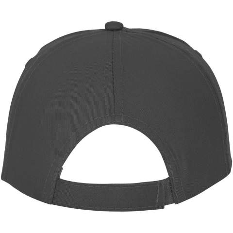La casquette Feniks à 5 panneaux est dotée d'œillets brodés pour une meilleure ventilation, ce qui vous permet de rester au frais pendant toute activité. Avec un tour de tête de 58 cm, elle s'adapte confortablement à toutes les tailles de tête. La fermeture auto-agrippante en tissu permet des ajustements faciles et sûrs. Fabriquée en coton sergé de 175 g/m², la casquette Feniks allie durabilité et sensation de douceur et de respirabilité.