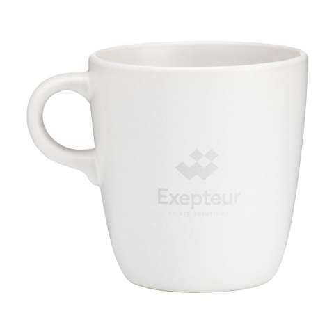 Mok in een eenvoudig, trendy design. Van hoogwaardig keramiek en voorzien van een matte toplaag aan de buiten- en binnenzijde. Inhoud 375 ml. OPMERKING: De witte mok kan niet worden voorzien van een lasergravure omdat deze onvoldoende zichtbaar is.
