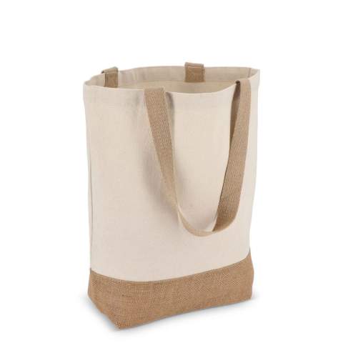 Strapazierfähige Tasche mit Vorder- und Rückwand aus Baumwoll-Canvas und Bodenfalte aus Jute - alles 320 g/m². Oeko-Tex® zertifiziert für sichere, geprüfte Materialien. Eine praktische und stilvolle Option für den Einzelhandel, Veranstaltungen oder den täglichen Gebrauch.
