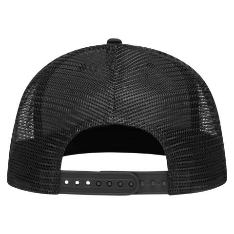 Deze high profile cap uit onze retail lijn is een echte blikvanger! Met zes panelen van polyacryl en mesh en een verstevigde voorkant, is deze cap perfect voor borduren of transfer. De cap heeft een platte klep aan de voorkant en een plastic sluiting aan de achterkant.