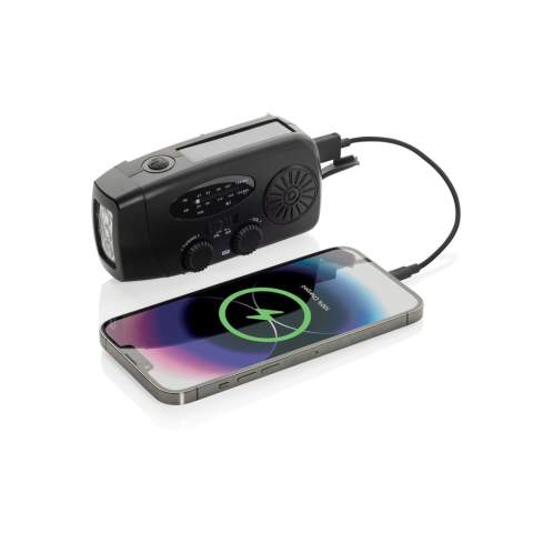 Blijf voorbereid op elke situatie met de RescueWave, een veelzijdige noodradio die je verbonden en van stroom voorziet. Met AM/FM-radio, een zonnepaneel, een geïntegreerde 1W-zaklamp, een USB-uitgang en een USB-C-ingang biedt dit compacte apparaat alles wat je nodig hebt voor onverwachte momenten. De ingebouwde 1800mAh-batterij kan je telefoon opladen, zodat je altijd over cruciale energie beschikt wanneer dat het meest nodig is. Het handslingermechanisme zorgt voor betrouwbare functionaliteit: slechts 1 minuut slingeren levert 5 minuten radiogebruik of 30 minuten zaklamplicht op, waardoor het een onmisbaar hulpmiddel is voor noodsituaties. Bij volledige oplading kan de radio tot 15 uur radiouitzending of 8 uur zaklamplicht ondersteunen. Gemaakt van RCS-gecertificeerde gerecyclede materialen gerecycled ABS-plastic. RCS (Recycled Claim Standard) is een standaard die het gerecyclede materiaal in een product door de hele toeleveringsketen verifieert. Totaal gerecycled content: 38%.<br /><br />NumberOfSpeakers: 1<br />SpeakerOutputW: 2.00<br />Lightsource: LED<br />LightsourceQty: 3<br />PVC free: true