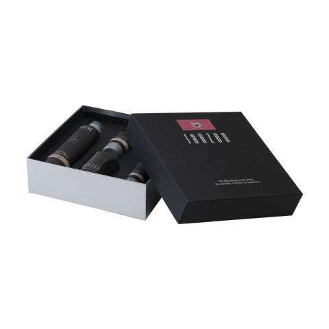 Eine Geschenkpackung mit 5 Artikel mit dem Duft Skin 90 von der Marke Janzen. Garantierte Zen-Stimmung mit den Heim- und Körperpflegeprodukten in diesem Geschenkset. Inhalt: • Shower Foam - 200 ml • Scented Candle - 120 g • Hand Cream - 75 ml • Body Lotion - 40 ml • Shower Gel - 40 ml. Fünf tolle Heim- und Körperpflegeprodukte, die für absolute Glücks- und Entspannungsmomente sorgen.             Skin 90 ist ein aufgeweckter und fröhlicher Duft. Die Kirschblüte wird in Japan fast religiös verehrt. Mit hellrosa Blättern und einem angenehmen Duft ist der Baum ein wahres Fest für die Sinne. Die subtilen Noten der Kirschblüte wechseln sich in diesem Parfüm mit dem frischen Duft von Lilien und dem kräftigen Aroma der Tonkabohne ab. Die eleganten Artikel sind in einem hochwertigen Geschenkkarton verpackt. Pro Set in einer Verpackung.