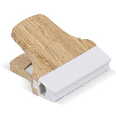 This bamboo clip is a practical and eco-friendly solution for home or office organization. The sturdy clip features a built-in magnet, perfect for attaching notes, photos, or reminders to your fridge or any metal surface. Ideal for sealing snack bags or organizing paperwork with a natural touch.