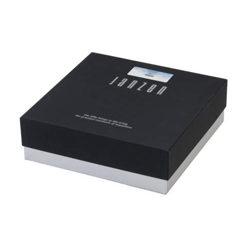 Eine Geschenkpackung mit 5 Artikel mit dem Duft Skin 90 von der Marke Janzen. Garantierte Zen-Stimmung mit den Heim- und Körperpflegeprodukten in diesem Geschenkset. Inhalt: • Shower Foam - 200 ml • Scented Candle - 120 g • Hand Cream - 75 ml • Body Lotion - 40 ml • Shower Gel - 40 ml. Fünf tolle Heim- und Körperpflegeprodukte, die für absolute Glücks- und Entspannungsmomente sorgen.             Skin 90 ist ein aufgeweckter und fröhlicher Duft. Die Kirschblüte wird in Japan fast religiös verehrt. Mit hellrosa Blättern und einem angenehmen Duft ist der Baum ein wahres Fest für die Sinne. Die subtilen Noten der Kirschblüte wechseln sich in diesem Parfüm mit dem frischen Duft von Lilien und dem kräftigen Aroma der Tonkabohne ab. Die eleganten Artikel sind in einem hochwertigen Geschenkkarton verpackt. Pro Set in einer Verpackung.