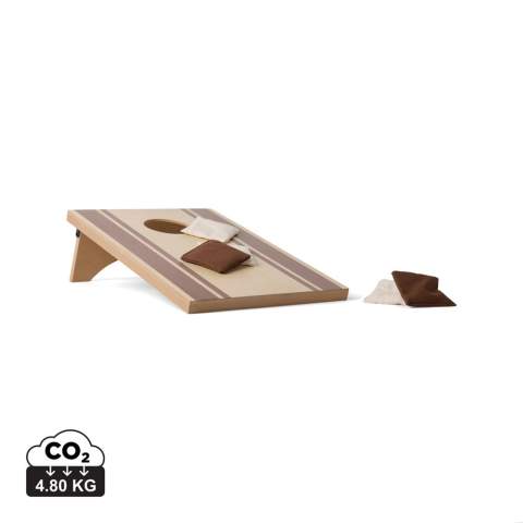 Geniet buiten of binnen van dit leuke en gemakkelijke spel. Met een tijdloos ontwerp en aardetinten. Het is het perfecte spel dat geschikt is voor mensen van alle leeftijden. Speel het met vrienden, familie of zelfs alleen. De set bevat een bord gemaakt van FSC® gecertificeerd MDF en zes canvas zakken om mee te gooien. Het spel is handig verpakt in een canvas tas met een achterkant van gaas, zodat je het gemakkelijk mee kunt nemen. Inclusief instructiefolder.