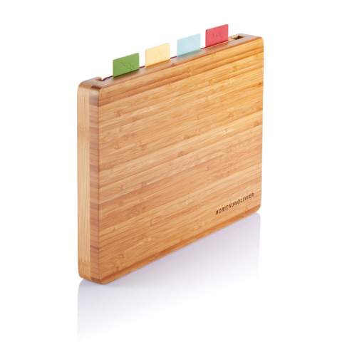 Set de 4 planches à découper (vert, jaune, bleu, rouge) en PP, avec une icône indiquant quel type d’aliment utiliser, passable au lave vaisselle. Celles-ci peuvent être rangées dans ce support en bambou, utilisable aussi en tant que planche à découper (dimensions: 35x25cm).
