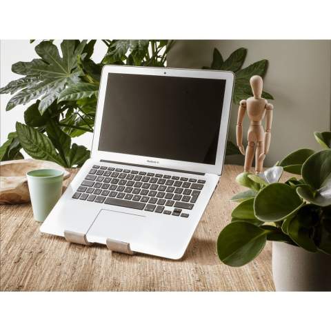 WoW! Ce support pour ordinateur portable design est fabriqué à partir de fibres de bois, un matériau biosourcé. Ce support convient aussi bien à un ordinateur portable qu'à une tablette. Utilisez ce support pour obtenir la hauteur et l'angle de vision parfaits. Votre ordinateur portable peut être placé sur le Treepod selon 4 angles différents, allant de 22,5 à 80 degrés. La hauteur minimale est de 15 cm et la hauteur maximale est de 19 cm. Ce produit permet d'adopter une posture de travail détendue. Le Treepod est léger et facile à démonter. Vous pouvez donc l'emporter facilement avec vous et travailler de n'importe où. Par pièce dans une boîte.