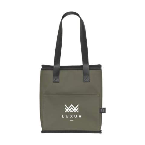 WoW! Stabile und coole Kühltasche aus wasserabweisendem PU, zu 7% aus recyceltem PU und zu 15% aus recyceltem Polyester. Die Tasche ist sehr robust und außerdem leicht zu reinigen. Um den Inhalt kühl zu halten, ist die Innenseite mit Aluminiumfolie ausgekleidet. Die Kühltasche ist mit einem Reißverschluss und zwei robusten Griffen ausgestattet. Auf der Vorderseite befindet sich ein zusätzliches Aufbewahrungsfach – praktisch für Ihr Handy, Ihre Brieftasche oder alles andere, was nicht kühl gehalten werden muss. RCS-zertifiziert. Gesamtes recyceltes Material: 22%. Fassungsvermögen ca. 9 Liter.