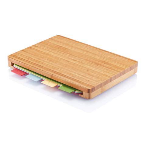 Set de 4 planches à découper (vert, jaune, bleu, rouge) en PP, avec une icône indiquant quel type d’aliment utiliser, passable au lave vaisselle. Celles-ci peuvent être rangées dans ce support en bambou, utilisable aussi en tant que planche à découper (dimensions: 35x25cm).