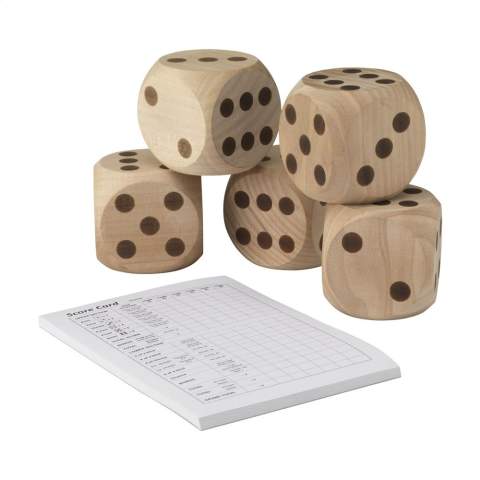 WoW! Kreieren Sie die richtigen Kombinationen mit diesen fünf Würfeln im extra großen Format (5,5 x 5,5 cm). Dieses Spiel lädt zum gemeinsamen Spielen draußen ein. Die Würfel sind aus FSC Mix zertifiziertem Kiefernholz gefertigt. Inklusive Punkteblock, Spielanleitung und Aufbewahrungsbeutel aus Baumwolle. Unterhaltung für Jung und Alt. Wird pro Set in einem Krafkarton geliefert.