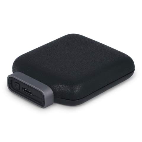 Le Xoopar Ine Oda est un élégant powerbank de 5000 mAh avec MagSafe. Il offre une charge sans fil de 15 W et une charge filaire de 18 W avec Power Delivery pour une utilisation rapide et efficace. Compact, puissant et respectueux de l'environnement : parfait pour les déplacements.