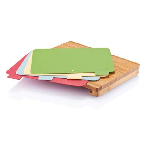 Set de 4 planches à découper (vert, jaune, bleu, rouge) en PP, avec une icône indiquant quel type d’aliment utiliser, passable au lave vaisselle. Celles-ci peuvent être rangées dans ce support en bambou, utilisable aussi en tant que planche à découper (dimensions: 35x25cm).