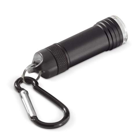 Die magnetische Taschenlampe Survival aus Aluminium lässt sich mit dem Karabiner einfach an einer Tasche befestigen. Wenn Sie die Lampe vom Karabiner trennen, schaltet sich das 0,5W-LED-Licht ein, wenn Sie die Lampe mit dem Magneten vom Karabiner wieder verbinden, schaltet sich die Lampe aus. Inkl. Batterien.