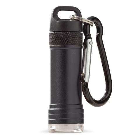 Die magnetische Taschenlampe Survival aus Aluminium lässt sich mit dem Karabiner einfach an einer Tasche befestigen. Wenn Sie die Lampe vom Karabiner trennen, schaltet sich das 0,5W-LED-Licht ein, wenn Sie die Lampe mit dem Magneten vom Karabiner wieder verbinden, schaltet sich die Lampe aus. Inkl. Batterien.