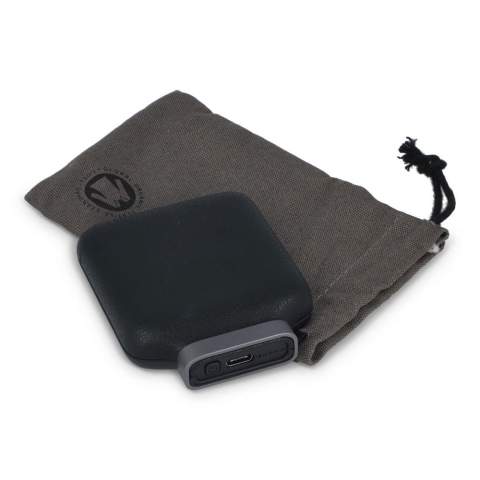 Le Xoopar Ine Oda est un élégant powerbank de 5000 mAh avec MagSafe. Il offre une charge sans fil de 15 W et une charge filaire de 18 W avec Power Delivery pour une utilisation rapide et efficace. Compact, puissant et respectueux de l'environnement : parfait pour les déplacements.