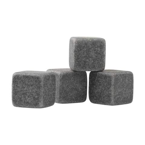 Ce lot de 4 glaçons réutilisables en granit de la marque Wooosh est parfait pour rafraîchir une boisson sans l'édulcorer. Les cubes ne fondent pas, ce qui permet de préserver au mieux la saveur de la boisson. Après utilisation, les pierres sont faciles à nettoyer et peuvent être replacées directement dans le congélateur pour une nouvelle utilisation. Un ajout élégant, décoratif et fonctionnel à toute boisson. Livré en set dans une pochette en coton.