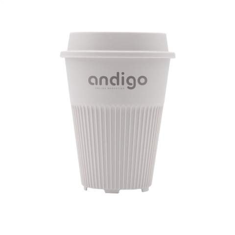 Reusable coffee-to-go cup with lid from the Circular&Co brand. Made from 100% recyclable, sturdy PP. This stackable cup not only looks attractive, the design also puts the focus on functionality. The ribs disperse the heat of the drink and provide a comfortable grip. In addition, the cup has a quick-dry base. The lid with drinking opening prevents spills. Fits into the standard drink holder of cars, so perfect for on the road, but also as a cup at the coffee machine. The perfect alternative to the disposable coffee cup. This cup lasts more than 500 wash cycles and is recyclable up to 6 times. After only 2 uses, the CO2 emissions of the coffee-to-go cup are offset compared to a single-use alternative. By switching to a reusable cup, billions fewer cups will end up in landfills. Top rack dishwasher safe only. Capacity 227 ml.