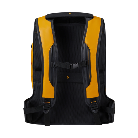 Ecodiver bepaalt de nieuwe standaard in het casual assortiment van Samsonite. Deze collectie combineert functionaliteit met een stijlvol design en is ontworpen met oog voor veiligheid en comfort. Gebruikmakend van gerecycleerde materialen, past Ecodiver perfect bij Samsonites wereldwijde strategie ‘Our Responsible Journey’. De waterafstotende coating maakt van deze collectie de perfecte keuze voor alle avonturen, in de natuur of in een stad. Samsonite geeft 2 jaar wereldwijde (beperkte) garantie op dit model.<br />De Laptop Backpack L is de grootste laptoprugzak uit de collectie. Het ruime hoofdcompartiment is geschikt voor A4 formaat documenten en voorzien van een laptop-en tabletvak. Aan de voorzijde is de tas voorzien van een voorvak met ritssluiting wat is uitgerust met een compleet zakelijk organisatie paneel met diverse insteekvakken en een ritsvak van netstof waardoor spullen overzichtelijk opgeborgen kunnen worden. Op het voorvak is nog een verticaal ritsvak te vinden voor het opbergen van de kleinste spullen die je altijd binnen handbereik wilt houden. Aan de zijkant is de tas voorzien van een flessenhouder die netjes weggewerkt is achter een rits.<br />Optimaal comfort is gegarandeerd dankzij het gevoerde rugpaneel, ergonomische schouderriemen, comfortabel handvat aan bovenzijde en een in hoogte verstelbare borstriem. Dankzij de smart-sleeve aan de achterkant is de tas gemakkelijk te bevestigen aan de trekstang van een koffer of reistas op wielen en de reflecterende details zorgen ervoor dat je extra opvalt in het donker. Safety First!