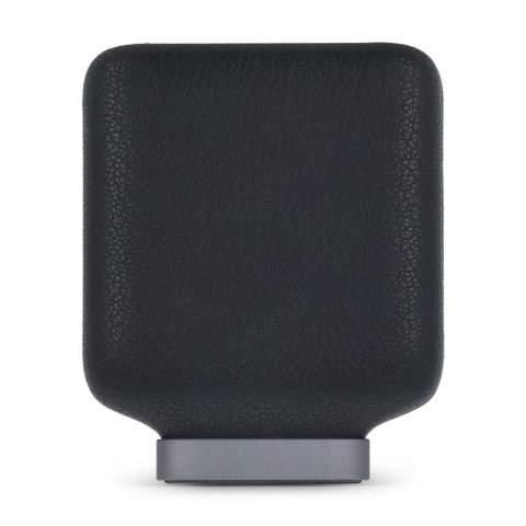 Le Xoopar Ine Oda est un élégant powerbank de 5000 mAh avec MagSafe. Il offre une charge sans fil de 15 W et une charge filaire de 18 W avec Power Delivery pour une utilisation rapide et efficace. Compact, puissant et respectueux de l'environnement : parfait pour les déplacements.