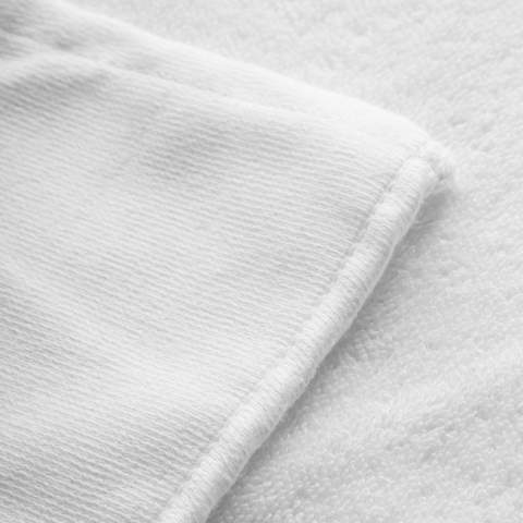 Extra glatt und hochwertig – dieses 140x70 cm große Doubleface Handtuch von Sophie Muval mit 350 gr/m² ist ohne Zweifel ein Must-have! Mit einem Sublimationsdruck kann Ihr Handtuch frei nach Ihren Wünschen All-Over veredelt werden. Die Möglichkeiten, um aus diesem schicken Artikel einen einzigartigen Werbeartikel zu machen, sind also endlos! Die Mikrofaserseite des Handtuchs ist besonders glatt, wodurch der Druck noch schärfer und ohne weiße Blitzer zur Geltung kommt.  