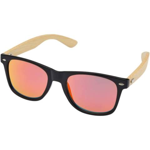 Lunettes de soleil élégantes avec verres colorés et branches en bambou. Les verres UV 400 protègent des rayons ultraviolets nocifs. Conforme à la norme de sécurité européenne EN12312-1. 