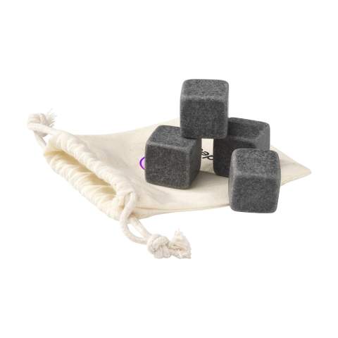 Ce lot de 4 glaçons réutilisables en granit de la marque Wooosh est parfait pour rafraîchir une boisson sans l'édulcorer. Les cubes ne fondent pas, ce qui permet de préserver au mieux la saveur de la boisson. Après utilisation, les pierres sont faciles à nettoyer et peuvent être replacées directement dans le congélateur pour une nouvelle utilisation. Un ajout élégant, décoratif et fonctionnel à toute boisson. Livré en set dans une pochette en coton.
