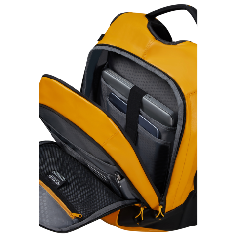 Ecodiver bepaalt de nieuwe standaard in het casual assortiment van Samsonite. Deze collectie combineert functionaliteit met een stijlvol design en is ontworpen met oog voor veiligheid en comfort. Gebruikmakend van gerecycleerde materialen, past Ecodiver perfect bij Samsonites wereldwijde strategie ‘Our Responsible Journey’. De waterafstotende coating maakt van deze collectie de perfecte keuze voor alle avonturen, in de natuur of in een stad. Samsonite geeft 2 jaar wereldwijde (beperkte) garantie op dit model.<br />De Laptop Backpack L is de grootste laptoprugzak uit de collectie. Het ruime hoofdcompartiment is geschikt voor A4 formaat documenten en voorzien van een laptop-en tabletvak. Aan de voorzijde is de tas voorzien van een voorvak met ritssluiting wat is uitgerust met een compleet zakelijk organisatie paneel met diverse insteekvakken en een ritsvak van netstof waardoor spullen overzichtelijk opgeborgen kunnen worden. Op het voorvak is nog een verticaal ritsvak te vinden voor het opbergen van de kleinste spullen die je altijd binnen handbereik wilt houden. Aan de zijkant is de tas voorzien van een flessenhouder die netjes weggewerkt is achter een rits.<br />Optimaal comfort is gegarandeerd dankzij het gevoerde rugpaneel, ergonomische schouderriemen, comfortabel handvat aan bovenzijde en een in hoogte verstelbare borstriem. Dankzij de smart-sleeve aan de achterkant is de tas gemakkelijk te bevestigen aan de trekstang van een koffer of reistas op wielen en de reflecterende details zorgen ervoor dat je extra opvalt in het donker. Safety First!