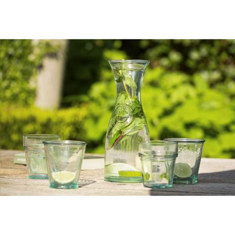 WoW! Rustikales Wasserglas. Hergestellt aus 100% recyceltem, robustem Qualitätsglas. Ein stapelbares Design für eine einfache und platzsparende Aufbewahrung.    Die blaugrüne Färbung des Glases ist ein natürliches Merkmal von recyceltem Glas. Die Farbe und mögliche Unvollkommenheiten unterstreichen die Schönheit der Imperfektion und tragen zur Authentizität dieses Produkts bei.     Recycling reduziert den Verbrauch von neuen Rohstoffen, Wasser und Energie. Farbe, Dicke und Größe können von Produkt zu Produkt variieren. Made in Spain. Fassungsvermögen: 270 ml.