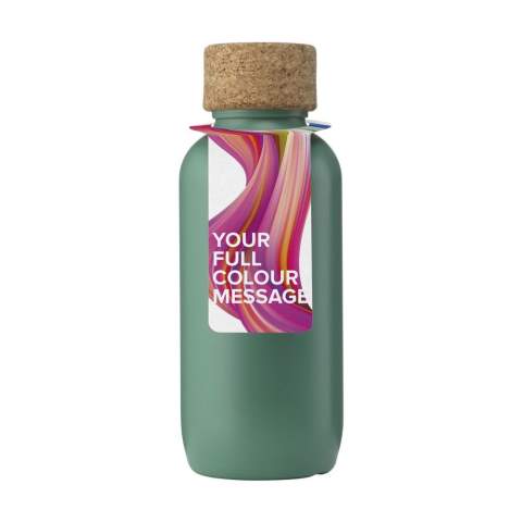 Bouteille d'eau légère d'EcoBottle. Cette bouteille est composée à 98% de biodéchets de canne à sucre. Le bouchon à vis est en liège naturel portugais. Cet article est conçu et produit en Suède, en utilisant principalement des énergies renouvelables. La bouteille est très élégante grâce à son design épuré et parfaite pour une promotion percutante. Elle est parfaite pour le bureau, mais aussi pour la salle de sport ou en déplacement. 100% d'origine végétale. De qualité alimentaire. Ne passe pas au lave-vaisselle. Capacité 650 ml. Fabriqué en Suède.