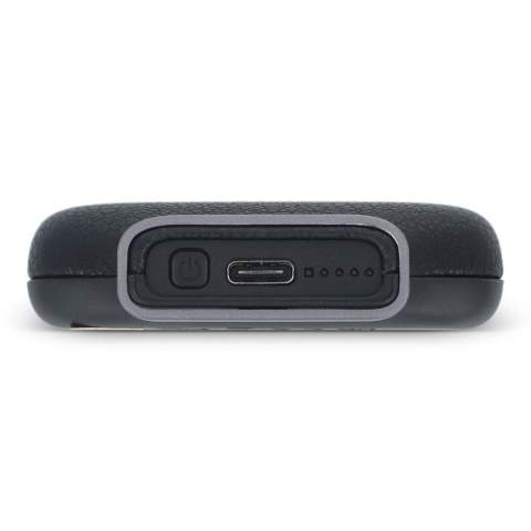 Le Xoopar Ine Oda est un élégant powerbank de 5000 mAh avec MagSafe. Il offre une charge sans fil de 15 W et une charge filaire de 18 W avec Power Delivery pour une utilisation rapide et efficace. Compact, puissant et respectueux de l'environnement : parfait pour les déplacements.