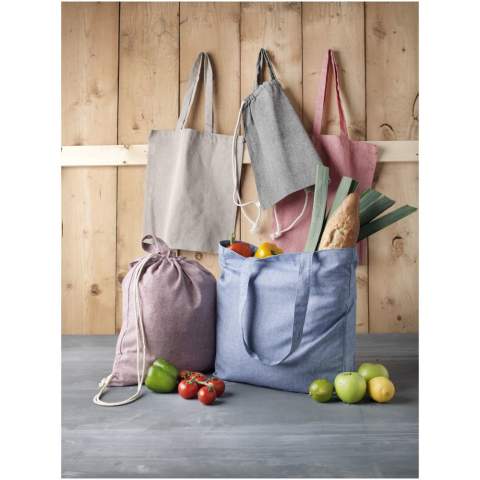 Draagtas gemaakt van 210 g/m² gerecycled katoen polyester mix. Gerecycled katoen wordt vervaardigd uit voor consumenten bestemd afval dat in textielfabrieken tijdens het snijproces wordt geproduceerd. Deze tas is gemakkelijk op te vouwen. De perfecte metgezel voor verschillende activiteiten, zoals boodschappen doen, dagtochten of knutselprojecten. Door de aard van het productieproces kunnen er kleine variaties zijn in de kleur van het daadwerkelijke product. Lengte van de hengels is 31 cm. Geschikt tot 5 kg gewicht.