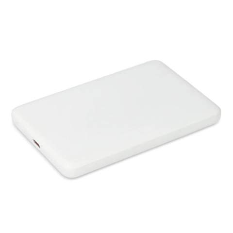 Restez alimenté partout grâce à ce powerbank de 5 000 mAh. Doté de la fonction Power Delivery, il assure une charge rapide et efficace de tous vos appareils. Avec son design fin, il est parfait pour les voyages et l'utilisation quotidienne. Recharge complète en seulement 2 à 3 heures. Fabriqué en ABS recyclé. Câble USB-C de 22 cm inclus.