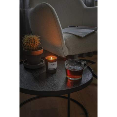 Create warmth and cosiness in your home with this Ukiyo small scented candle. Enjoy the subtle jasmin scent that is released. The scented candle comes in an elegant jar. Perfect for some extra athmosphere!