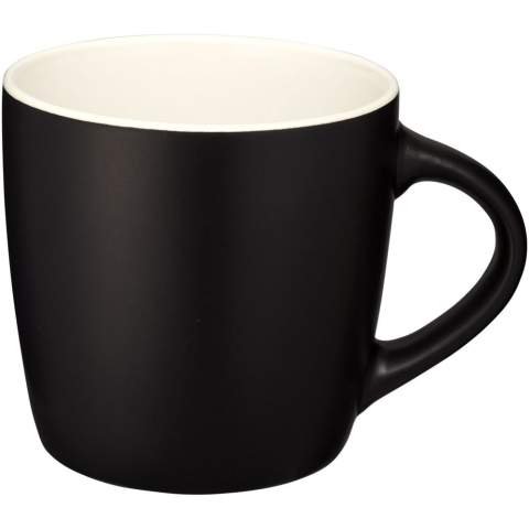 Dankzij de matte afwerking aan de buitenkant en het kleuraccent aan de binnenkant is de Rivièra mok een echte blikvanger in elk huis of kantoor. De stevige maar vrolijke mok heeft een inhoud tot 340 ml warme dranken en is gemaakt van keramiek. De Rivièra mok van keramiek (inclusief bedrukking) is vaatwasmachinebestendig volgens EN12875-1 voor minimaal 125 wasbeurten.