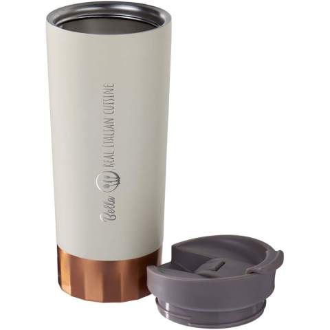Ce mug durable est idéal pour les déplacements. Le couvercle est étanche. Le mug présente une construction à double paroi en acier inoxydable avec isolation par le vide en cuivre, ce qui signifie qu'il tiendra les boissons chaudes pendant 8 heures et froides pendant 24 heures. La construction empêche également la condensation à l'extérieur du mug. La capacité est de 500 ml. Présenté dans une boîte cadeau Avenue.