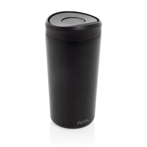 Maak kennis met de Alix—de ultieme koffiebeker, ontworpen voor mensen die altijd onderweg zijn. Met een moeiteloze één-klik, één-hand opening is hij perfect voor snelle slokjes tijdens je autorit of dagelijkse woon-werkverkeer. Het slanke, gemakkelijk schoon te maken deksel past bij de body, gemaakt van hoogwaardig RCS-gecertificeerd gerecycled staal, en combineert duurzaamheid met stijl. Met een inhoud van 400 ml is hij ideaal voor je favoriete warme dranken. De beker wordt geleverd in FSC®-gecertificeerd kraftpapier dat meer is dan alleen verpakking—het transformeert in een stijlvolle telefoonhouder, pennenbakje, of zelfs een mini bloempot. Totaal gerecycled materiaal: 66% op basis van het totale gewicht van het item.<br /><br />HoursHot: 5<br />HoursCold: 15