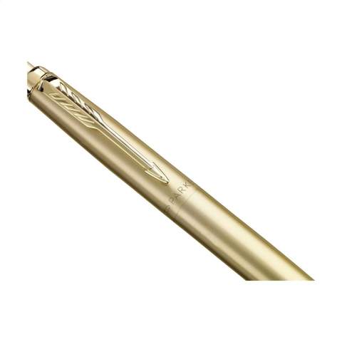 Blau schreibender Kugelschreiber der Marke Parker. Erhältlich in einem vollständig goldfarbenen oder roségoldfarbenen Edelstahlgehäuse mit mattem Gehäuse und glänzenden Metallakzenten wie dem Druckknopf und dem ikonischen federnden Pfeilclip. Diese XL-Ausführung bietet alle Merkmale des ikonischen Jotter, ist jedoch größer gestaltet. Länge und Durchmesser sind um 7% erhöht, was ein angenehmes Schreibgefühl für alle bietet, die einen größeren Kugelschreiber bevorzugen. Ausgestattet mit einer Parker-Mine für ein geschmeidiges und gleichmäßiges Schreibgefühl. Ein elegantes und exklusives Modell, das durch seine raffinierte Optik und stilvolle Farbauswahl besticht. Geliefert in einer Parker-Geschenkbox. Hergestellt in Europa. Verpackt pro Stück.