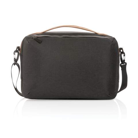Sacoche d'ordinateur au design minimaliste et élégant. Le compartiment principal dispose d'une poche à ordinateur portable de 15,6” et 2 poches ouvertes en maille. Poche à fermeture à zip à l'avant. Sur le dessous, vous trouverez une poignée PU. Les matériaux extérieurs sont fabriqués en polyester recyclé.  Avec traceur AWARE™ qui prouve l'utilisation réelles des matériaux recyclés. Chaque sac a réutilisé 8,75 bouteilles en PET 0,5L. 2% de chaque produit IMPACT vendu sera reversé à Water.org.<br /><br />FitsLaptopTabletSizeInches: 15.6<br />PVC free: true