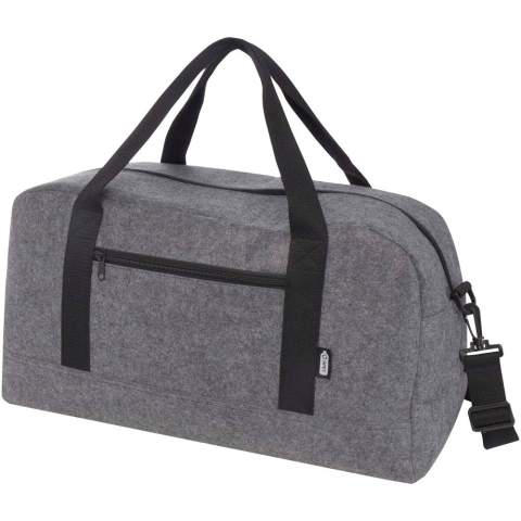 Sac de voyage polyvalent en feutrine recyclée certifiée GRS de haute qualité, douce et durable. Il comprend un grand compartiment principal, une poche frontale zippée, une poche latérale, des bretelles amovibles et réglables, et des poignées en coton confortables pour différentes façons de porter le sac. Il est équipé de petits pieds/clous de sac au bas du sac qui le maintiennent légèrement au-dessus du sol, aidant à empêcher la saleté ou l'humidité d'entrer en contact avec le sac. Capacité : 35 litres.