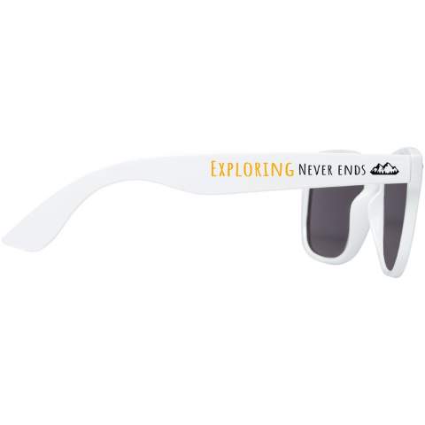 Ces lunettes de soleil plus durables en plastique recyclé sont le cadeau promotionnel idéal lors des festivals d'été, des événements ou d'autres activités extérieures par temps ensoleillé. Ces lunettes sont conformes à la norme EN ISO 12312-1 et sont dotées de verres UV400 qui sont classés dans la catégorie 3.