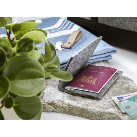 WoW! Durable passport cover in RPET felt (made from recycled PET bottles and recycled textiles). With space for storing cards and equipped with an elastic closure. Suitable for storing, carrying and protecting your passport. GRS-certified. Total recycled material: 92%.