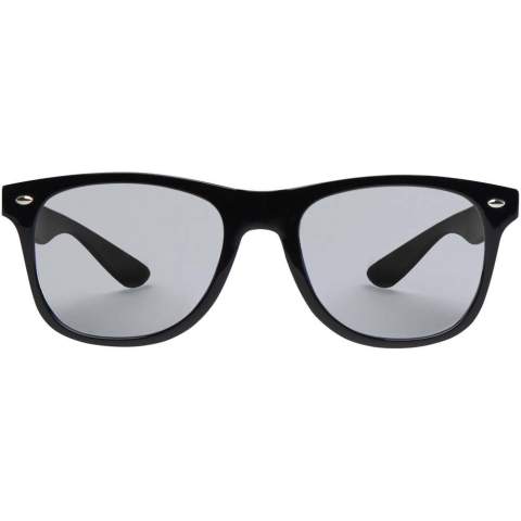 Die GazeGuard Anti-Blaulicht-Brille wurde entwickelt, um die Menge an blauem Licht, die das Auge erreicht, zu reduzieren und so die Arbeit am Computer/Tisch/Telefon zu erleichtern, ohne die Augen zu überanstrengen. Der Rahmen und die Bügel bestehen aus 100 % recyceltem Kunststoff und die Gläser aus Acrylglas. Eine Bedienungsanleitung wird mitgeliefert.
