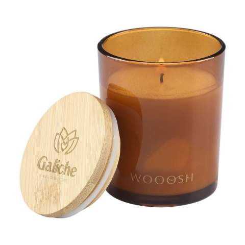 Bougie décorative parfumée Wooosh Musk Peach dans un bocal en verre magnifiquement poli avec un couvercle en bambou. Cette bougie diffuse un parfum unique qui vous apporte des notes orientales. La bougie parfumée est fabriquée à partir de cire de soja écologique avec 5% d'huile de parfum aromatique. Dès que la mèche est allumée et que la cire fond, vous pouvez sentir le parfum puissant du musc pur mélangé au parfum frais et sucré de la pêche. Une agréable harmonie d'équilibre chaleureux et de douceur. Ce parfum intense s'inscrit dans un cadre romantique et intime. Avec 12 heures de combustion, cette luxueuse bougie parfumée s'intègre dans n'importe quelle pièce de votre maison.  Lorsque vous allumez la bougie pour la première fois, laissez la couche supérieure de cire fondre complètement. Cela garantit une combustion uniforme et la meilleure expérience possible en matière de parfum. Le cadeau parfait pour toute occasion. Par pièce dans une Wooosh boîte cadeau luxueuse.