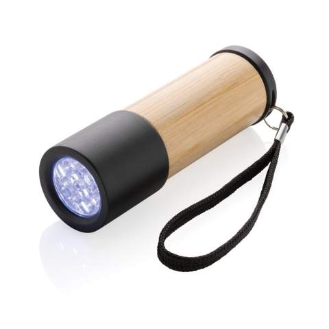 Pocketformaat zaklamp gemaakt van FSC® 100% bamboe en RCS (Recycled Claim Standard) gecertificeerd gerecycled ABS. Totale gerecyclede inhoud: 36% op basis van het totale gewicht van het item. RCS-certificering garandeert een volledig gecertificeerde toeleveringsketen van gerecyclede materialen. De bundelafstand is 20 meter en levert 30 lumen. Verpakt in FSC® mix kraft verpakking. Het artikel en de accessoires zijn 100% PVC-vrij. Inclusief batterijen<br /><br />Lightsource: LED<br />LightsourceQty: 1<br />PVC free: true