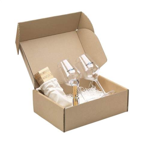 Geschenkset, das sich als Aufmerksamkeit für verschiedene Anlässe eignet. Ob Sie eine neue Mitarbeiterin oder einen neuen Mitarbeiter willkommen heißen, ein Geschenk zum Jahresende überreichen, Ihren Angestellten Ihre Wertschätzung zeigen oder einfach nur Ihre Geschäftsbeziehungen vertiefen möchten: Dieses Geschenk wird einen bleibenden Eindruck hinterlassen. In diesem Geschenkset sind die folgenden Produkte enthalten: • 1200 Butler Bamboo • 2 x 4509 HappyGlass Lady Abigail Weinglas • 1205 Tower Game.  Gestalten Sie dieses Set noch persönlicher: Lassen Sie einen Namen, ein Zitat oder ein Logo auf die einzelnen Produkte drucken. Die Produkte werden als Set in einer Kraft-Geschenkbox geliefert.